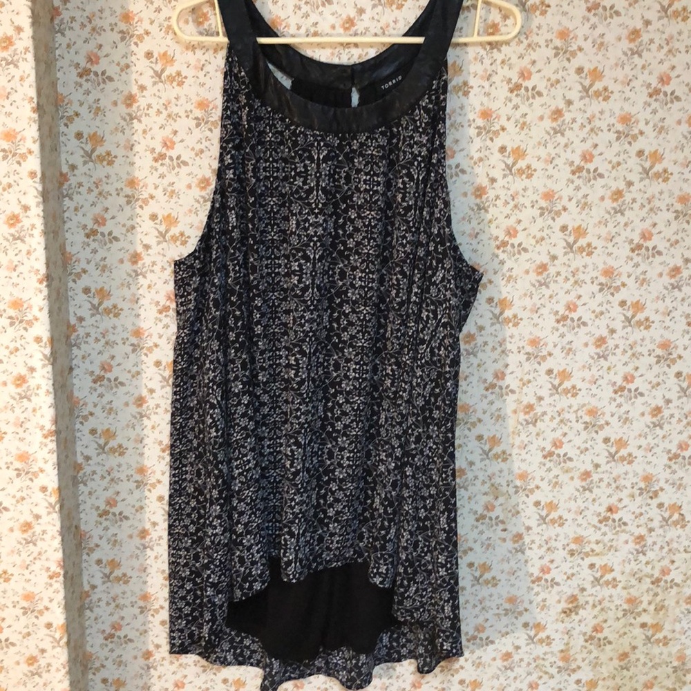Black and white floral sleeveless tunic